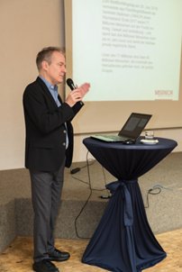 Professor Lohner steht vor dem Publikum und hält seinen Vortrag